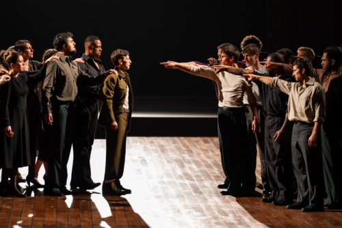 Bobbi Jene Smith et Or Schraiber mettent en scène Satyagraha de Philip Glass