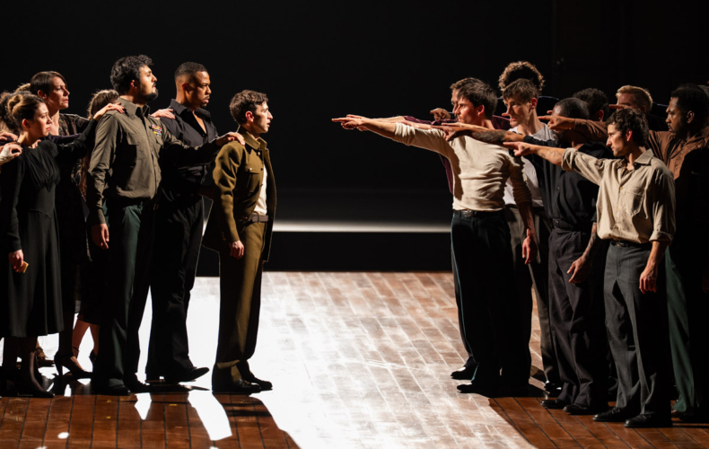 Bobbi Jene Smith et Or Schraiber mettent en scène Satyagraha de Philip Glass