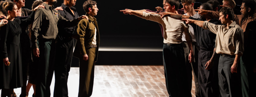 Bobbi Jene Smith et Or Schraiber mettent en scène Satyagraha de Philip Glass