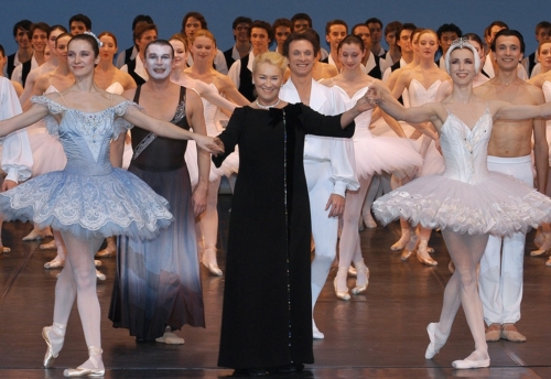 Claude Bessy le 30 mars 2004 sur la scène du Palais Garnier à Paris, lors de son hommage avant son départ de la direction de son Ecole de danse, entourée d'Agnès Letestu, Patrick Dupond, Manuel Legris, Sylvie Guillem