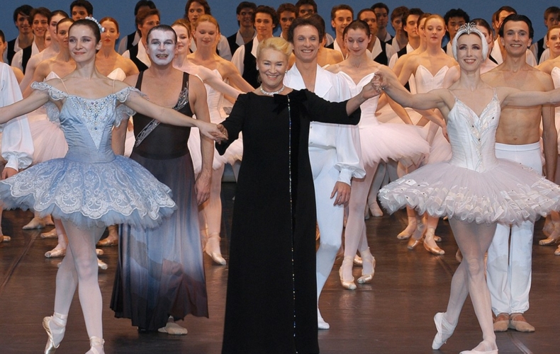Claude Bessy le 30 mars 2004 sur la scène du Palais Garnier à Paris, lors de son hommage avant son départ de la direction de son Ecole de danse, entourée d'Agnès Letestu, Patrick Dupond, Manuel Legris, Sylvie Guillem
