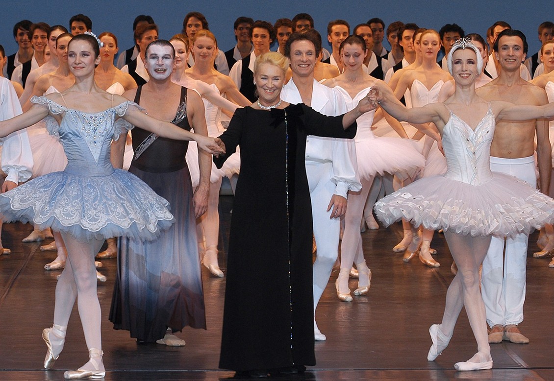 Claude Bessy le 30 mars 2004 sur la scène du Palais Garnier à Paris, lors de son hommage avant son départ de la direction de son Ecole de danse, entourée d'Agnès Letestu, Patrick Dupond, Manuel Legris, Sylvie Guillem