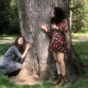 Anissa Kaki et Emmanuelle Jacquemard dans Le Figuier (Takia et Colette) Anissa Kaki et Emmanuelle Jacquemard dans Le Figuier (Takia et Colette)