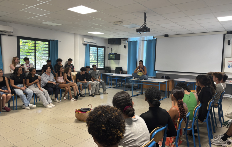Manon Allouch et Léone Louis dans Sens la foudre sous ma peau présenté au festival Komidi