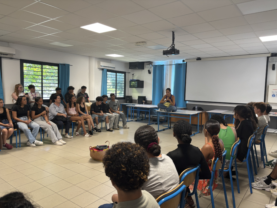 Manon Allouch et Léone Louis dans Sens la foudre sous ma peau présenté au festival Komidi