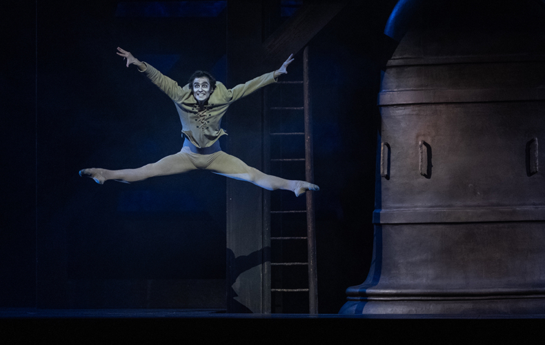 Jérémy-Loup Quer dans Notre Dame de Paris photo Opéra de Paris Yonathan Kellerman