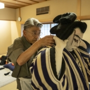 Le maître perruquier Tadashi Kamoji et le comédien Tanenosuke Nakamura au Kabuki-za Theatre