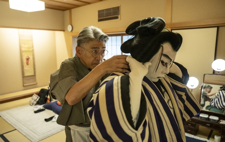 Le maître perruquier Tadashi Kamoji et le comédien Tanenosuke Nakamura au Kabuki-za Theatre photo AFP YUICHI YAMAZAKI