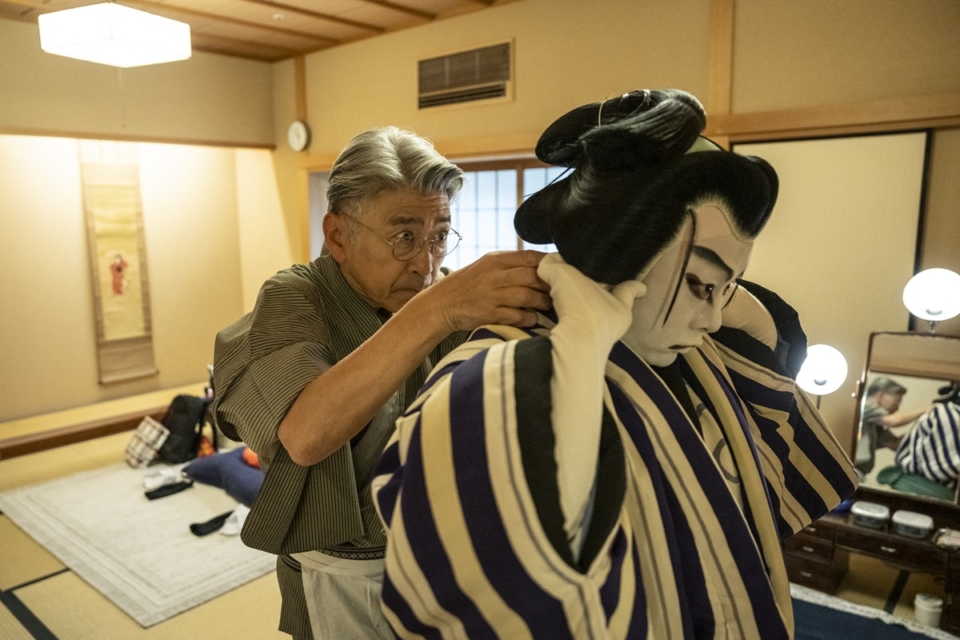 Le maître perruquier Tadashi Kamoji et le comédien Tanenosuke Nakamura au Kabuki-za Theatre