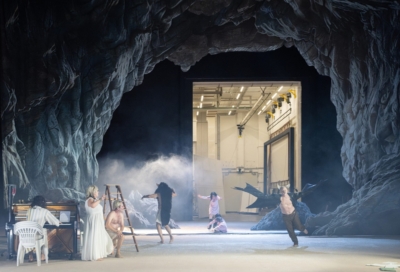 Vampire’s Mountain de Philippe Quesne © Martin Argyroglo Vampire's Mountain de Philippe Quesne © Martin Argyroglo