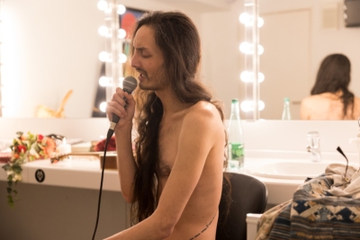 Je te chante une chanson toute nue en échange d'un verre, Vanasay Khamphommala © Vincent Béranger