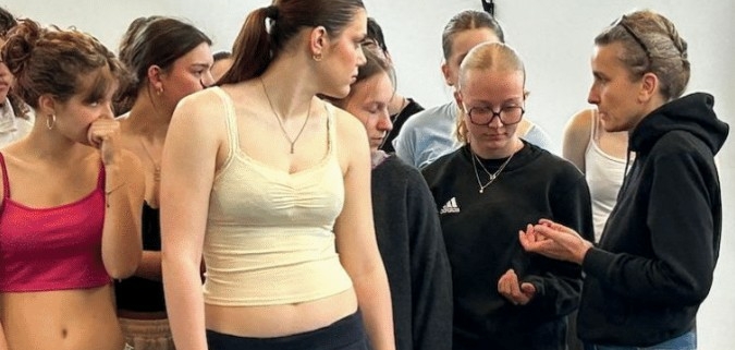 Julie Desprairies et les élèves de première de la section arts danse du lycée de Falaise
