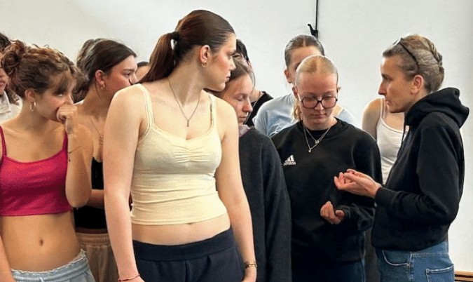 Julie Desprairies et les élèves de première de la section arts danse du lycée de Falaise