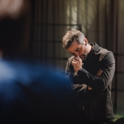 Wagner Moura en répétition d'Un procès après l'ennemi du peuple © Caio Lírio