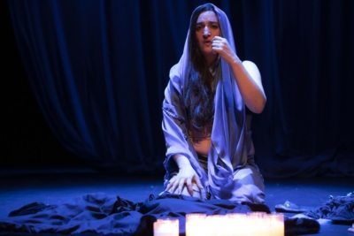 Estelle Meyer dans Je meurs de ne pas mourir (Les deux vies de Thérèse) photo Jean-Louis Fernandez