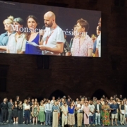Julien Gosselin et les artistes du Festival d'Avignon dans la Cour d'honneur le 12 juillet photo Christophe Candoni