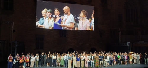 Julien Gosselin et les artistes du Festival d'Avignon dans la Cour d'honneur le 12 juillet photo Christophe Candoni