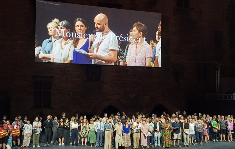 Julien Gosselin et les artistes du Festival d'Avignon dans la Cour d'honneur le 12 juillet photo Christophe Candoni