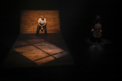 Nicolas Degremont dans Le plancher, adapté du roman de Perrine Le Querrec © Serge Perichon