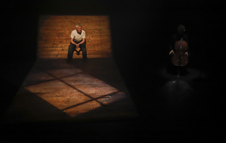 Nicolas Degremont dans Le plancher, adapté du roman de Perrine Le Querrec © Serge Perichon