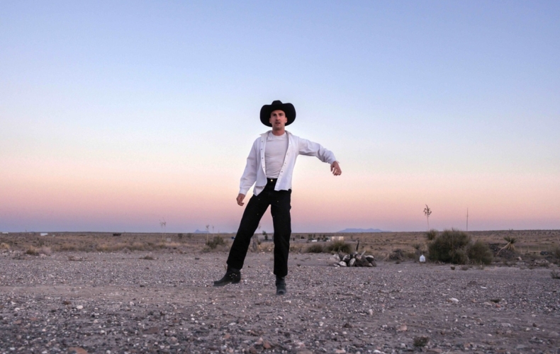 Grégoire Schaller dans No Country for Old Fag © Sarah Vasquez