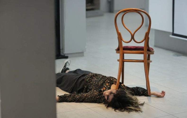 Jaber Ramezan dans The Chairs © Amirhossein Shojaei