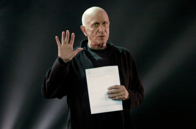 Roland Petit en mars 2004 sur la scène du théâtre de Suresnes Jean Vilar à Suresnes photo AFP Jean AYISSI